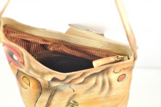 Handbemalte Tasche V-Schnitt braun